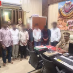 पुलिस द्वारा जुआ खेलते हुए गिरफ्तार किए गए लोग और बरामद नकदी व ताश के पत्ते