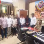 पुलिस द्वारा जुआ खेलते हुए गिरफ्तार किए गए लोग और बरामद नकदी व ताश के पत्ते