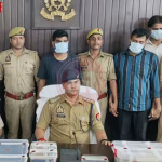 वाराणसी पुलिस द्वारा साइबर ठगी नेटवर्क के आरोपियों को गिरफ्तार करते हुए और बरामद सामान दिखाते हुए।