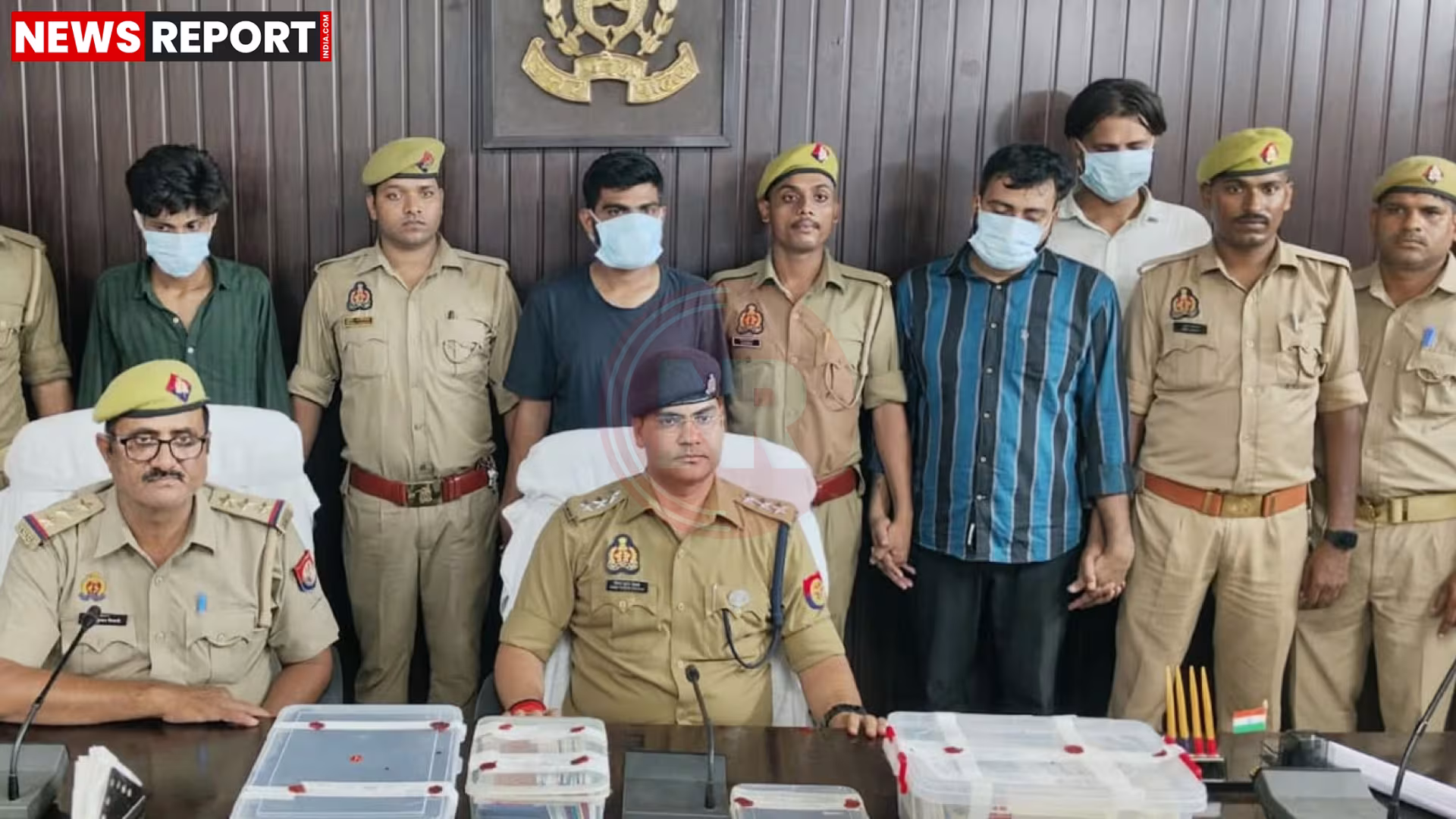 वाराणसी पुलिस द्वारा साइबर ठगी नेटवर्क के आरोपियों को गिरफ्तार करते हुए और बरामद सामान दिखाते हुए।