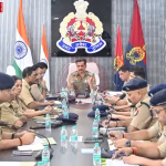 पुलिस कमिश्नर मोहित अग्रवाल थाना प्रभारियों और अधिकारियों के साथ बैठक करते हुए