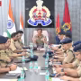 पुलिस कमिश्नर मोहित अग्रवाल थाना प्रभारियों और अधिकारियों के साथ बैठक करते हुए