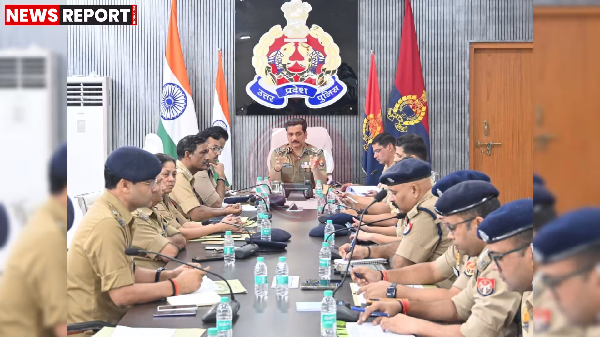 पुलिस कमिश्नर मोहित अग्रवाल थाना प्रभारियों और अधिकारियों के साथ बैठक करते हुए