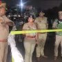 पुलिस मुठभेड़ के बाद घायल चेन स्नेचर और उसके साथी को गिरफ्तार करते पुलिसकर्मी