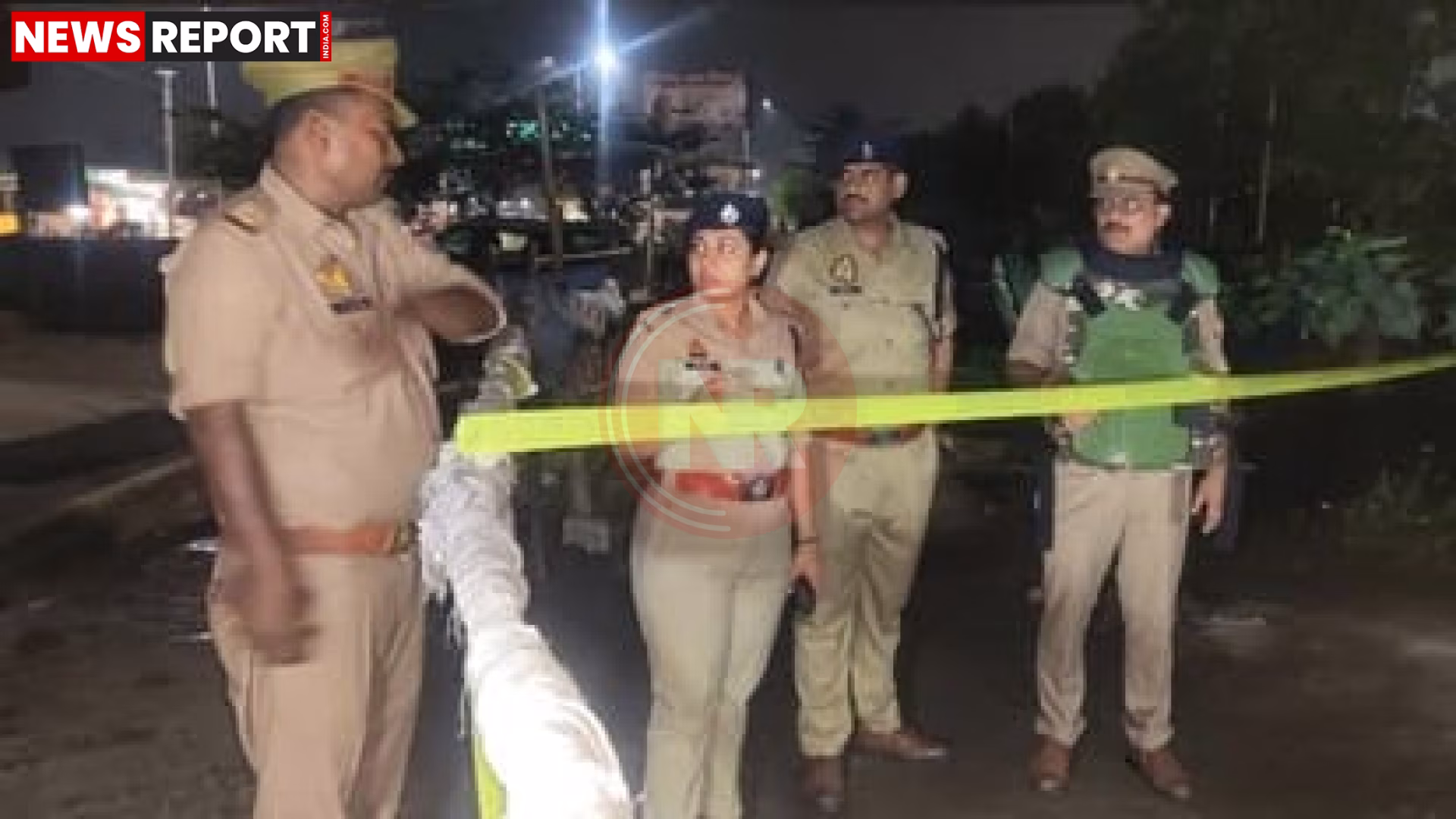 पुलिस मुठभेड़ के बाद घायल चेन स्नेचर और उसके साथी को गिरफ्तार करते पुलिसकर्मी