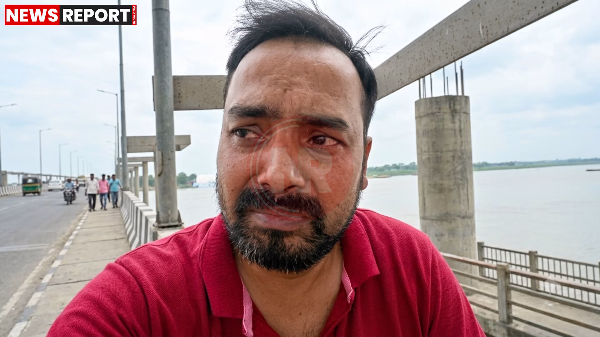 रामनगर पुलिस द्वारा राजघाट पुल से आत्महत्या का प्रयास कर रहे युवक को बचाते हुए