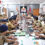 वाराणसी पुलिस कमिश्नर मोहित अग्रवाल मासिक अपराध समीक्षा बैठक की अध्यक्षता करते हुए