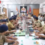 वाराणसी पुलिस कमिश्नर मोहित अग्रवाल मासिक अपराध समीक्षा बैठक की अध्यक्षता करते हुए