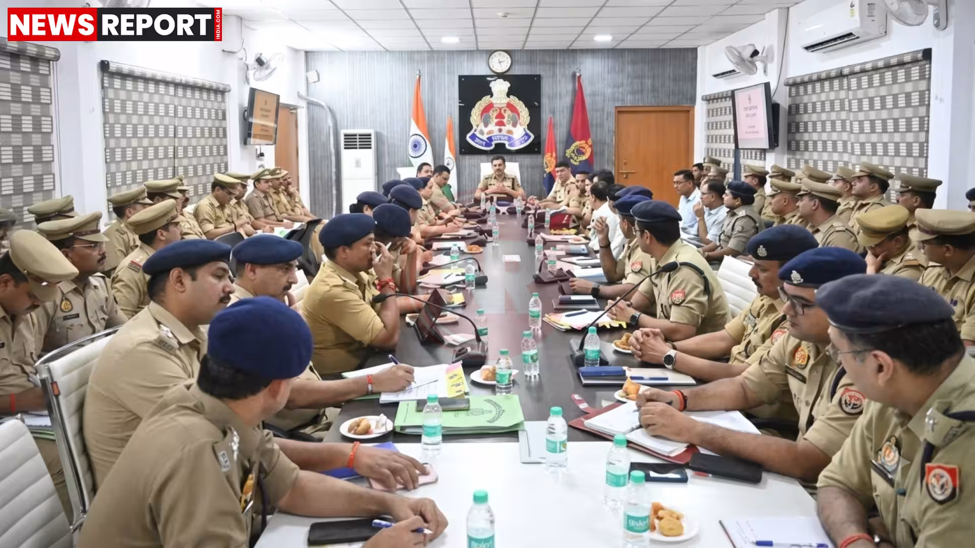 वाराणसी पुलिस कमिश्नर मोहित अग्रवाल मासिक अपराध समीक्षा बैठक की अध्यक्षता करते हुए