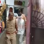 वाराणसी में पुलिस द्वारा देह व्यापार के अड्डे पर छापेमारी और कार्रवाई करते हुए।