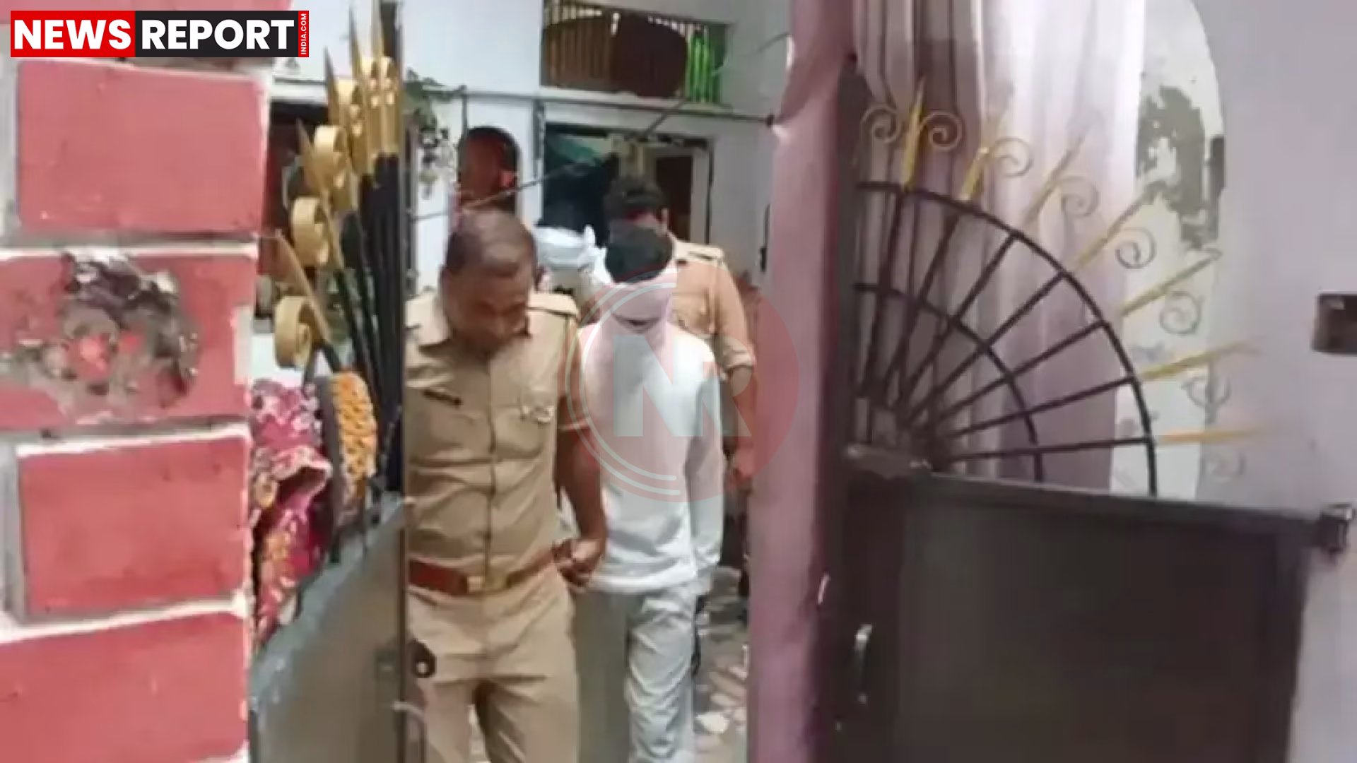 वाराणसी में पुलिस द्वारा देह व्यापार के अड्डे पर छापेमारी और कार्रवाई करते हुए।