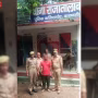 वाराणसी पुलिस द्वारा ज्वलनशील पदार्थ हमले के आरोपी को गिरफ्तार करते हुए।