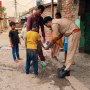 रामनगर में गंगा नदी से बालिका को बचाते पुलिसकर्मी और नाविक