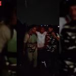 वाराणसी में पुलिस मुठभेड़ में घायल दुष्कर्म का आरोपी शुभम, पास में तमंचा और पुलिसकर्मी
