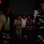 वाराणसी में पुलिस मुठभेड़ में घायल दुष्कर्म का आरोपी शुभम, पास में तमंचा और पुलिसकर्मी