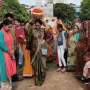 वाराणसी में संत रविदास की 650वीं जयंती पर निकली समरसता संकल्प एवं कलश वंदन यात्रा में महिलाएं सिर पर कलश लिए हुए चल रही हैं।