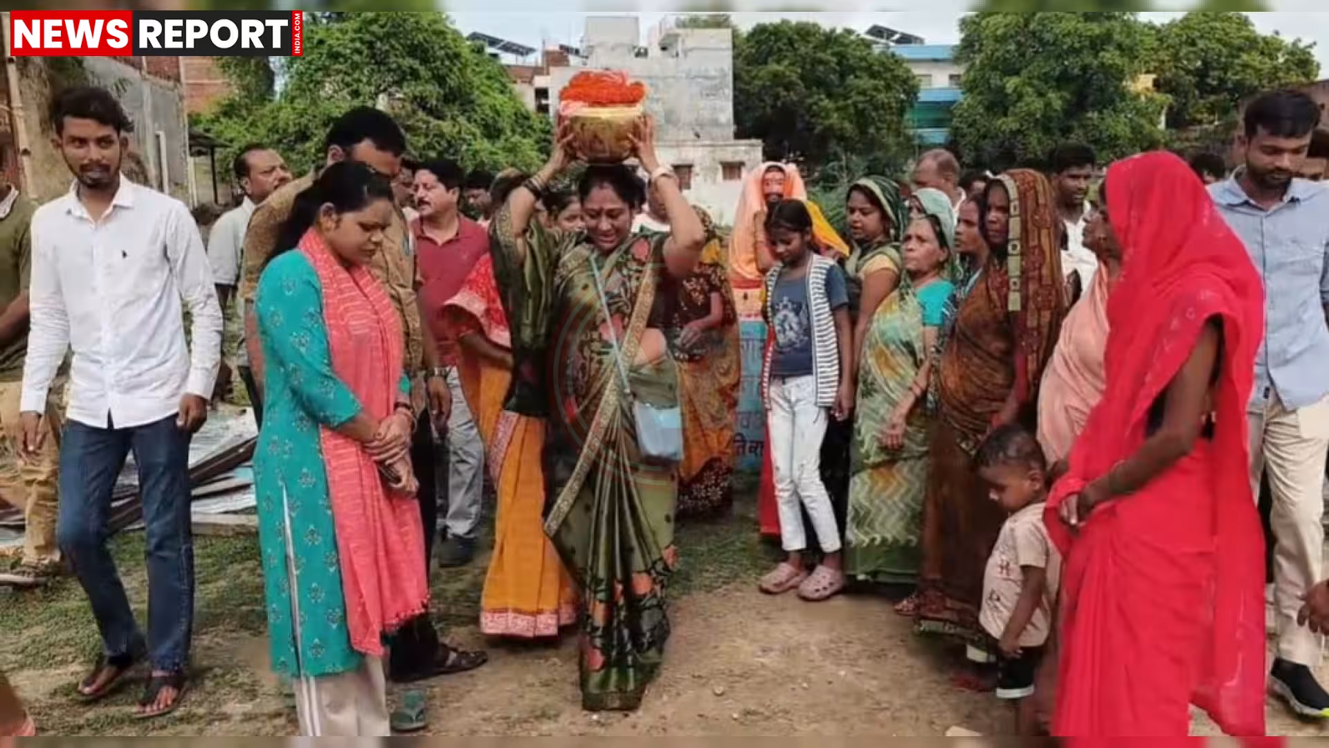वाराणसी में संत रविदास की 650वीं जयंती पर निकली समरसता संकल्प एवं कलश वंदन यात्रा में महिलाएं सिर पर कलश लिए हुए चल रही हैं।