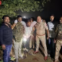 पुलिस हिरासत में अस्पताल ले जाया जा रहा घायल आरोपी पुनीत मिश्रा