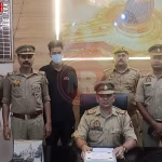 वाराणसी में चांदी लूटकांड के आरोपी को गिरफ्तार करती पुलिस, बरामद चांदी के साथ