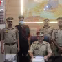 वाराणसी में चांदी लूटकांड के आरोपी को गिरफ्तार करती पुलिस, बरामद चांदी के साथ