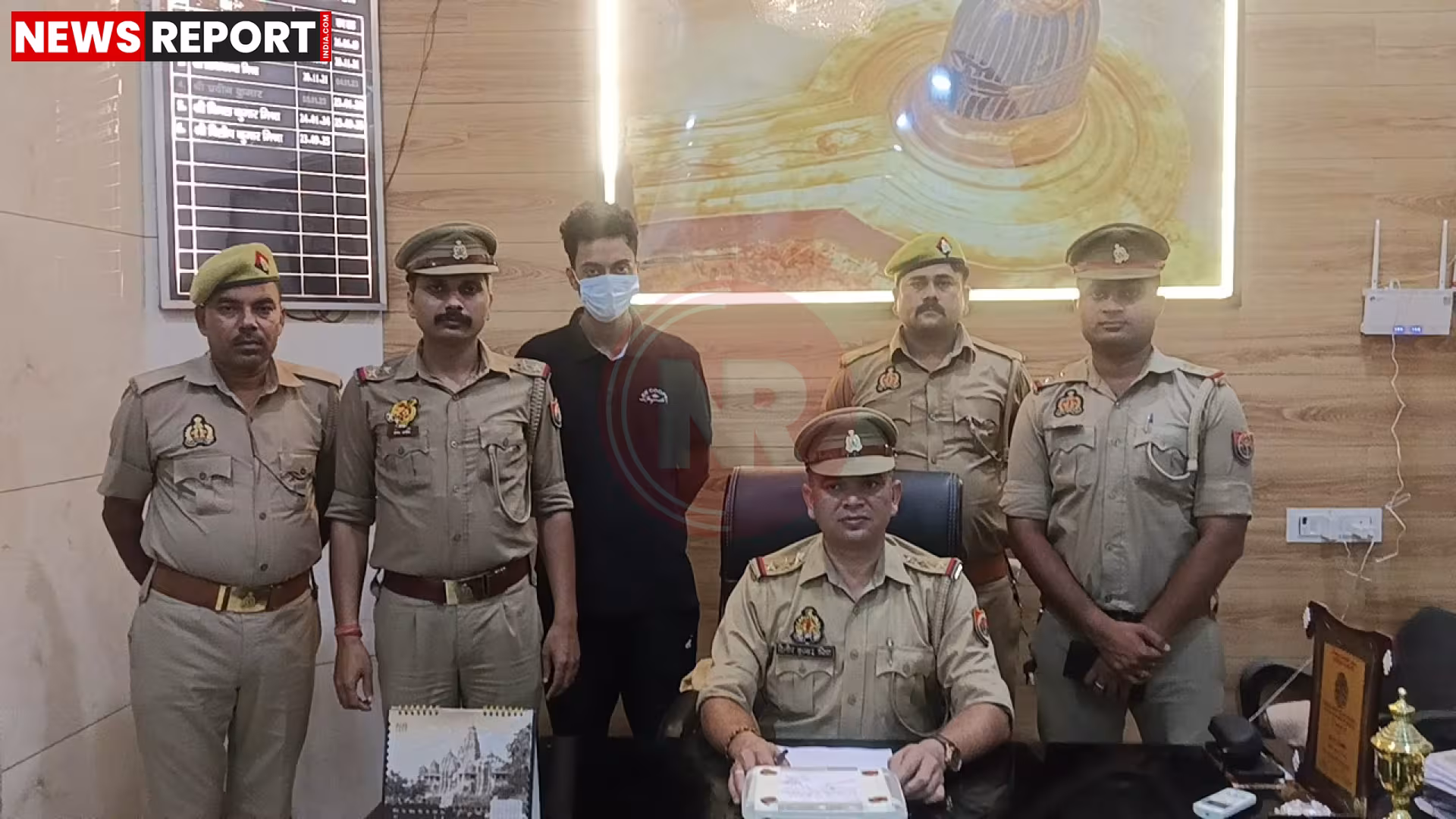वाराणसी में चांदी लूटकांड के आरोपी को गिरफ्तार करती पुलिस, बरामद चांदी के साथ