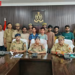पुलिस द्वारा गिरफ्तार किए गए आरोपी और बरामद किए गए हत्या के हथियार (स्टूल, सिलेंडर, रॉड) दिखाते हुए।
