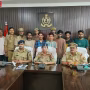 पुलिस द्वारा गिरफ्तार किए गए आरोपी और बरामद किए गए हत्या के हथियार (स्टूल, सिलेंडर, रॉड) दिखाते हुए।