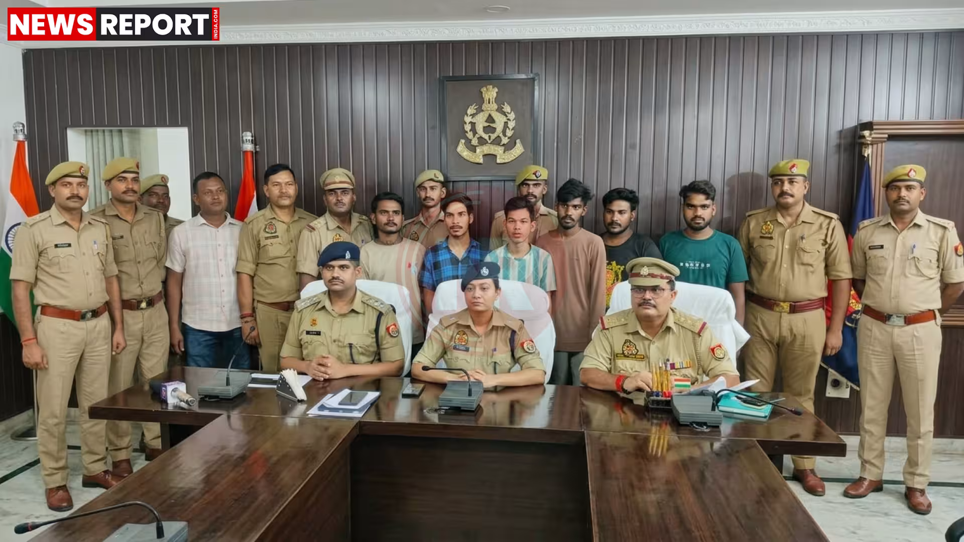 पुलिस द्वारा गिरफ्तार किए गए आरोपी और बरामद किए गए हत्या के हथियार (स्टूल, सिलेंडर, रॉड) दिखाते हुए।