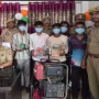 वाराणसी पुलिस चोरी के आरोपितों को चोरी के सामान के साथ पेश करते हुए।