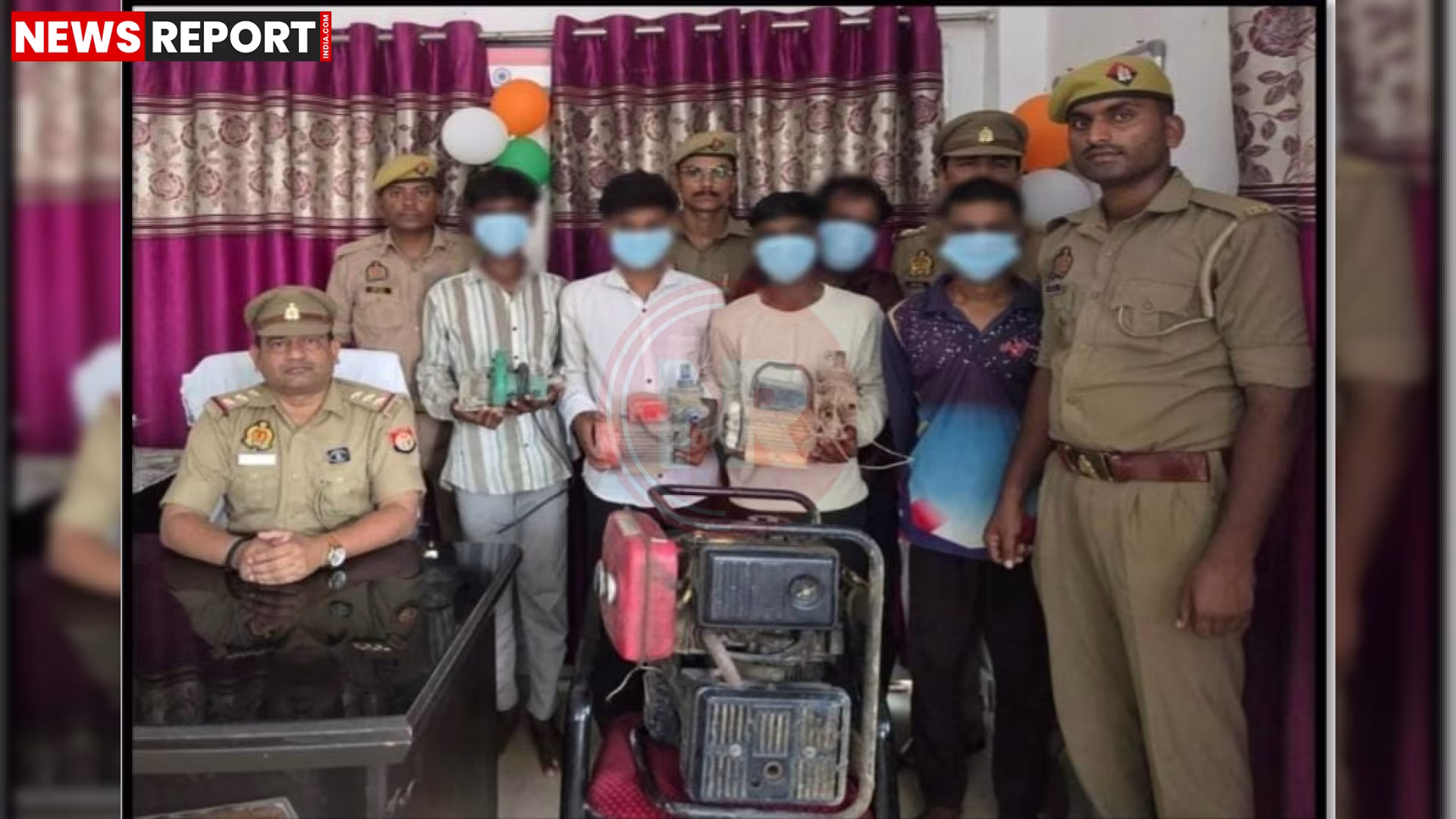वाराणसी पुलिस चोरी के आरोपितों को चोरी के सामान के साथ पेश करते हुए।