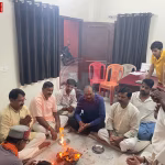 वाराणसी में सद्बुद्धि यज्ञ करते विश्व हिंदू परिषद के कार्यकर्ता, पप्पू यादव के खिलाफ प्रदर्शन
