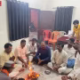 वाराणसी में सद्बुद्धि यज्ञ करते विश्व हिंदू परिषद के कार्यकर्ता, पप्पू यादव के खिलाफ प्रदर्शन