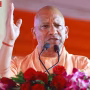 मुख्यमंत्री योगी आदित्यनाथ बाबतपुर में महिला सम्मान कार्यक्रम के दौरान महिलाओं को सम्मानित करते हुए