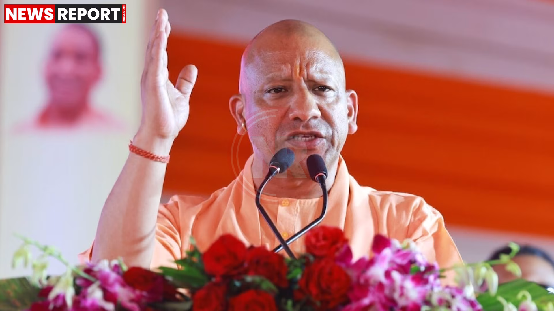 मुख्यमंत्री योगी आदित्यनाथ बाबतपुर में महिला सम्मान कार्यक्रम के दौरान महिलाओं को सम्मानित करते हुए