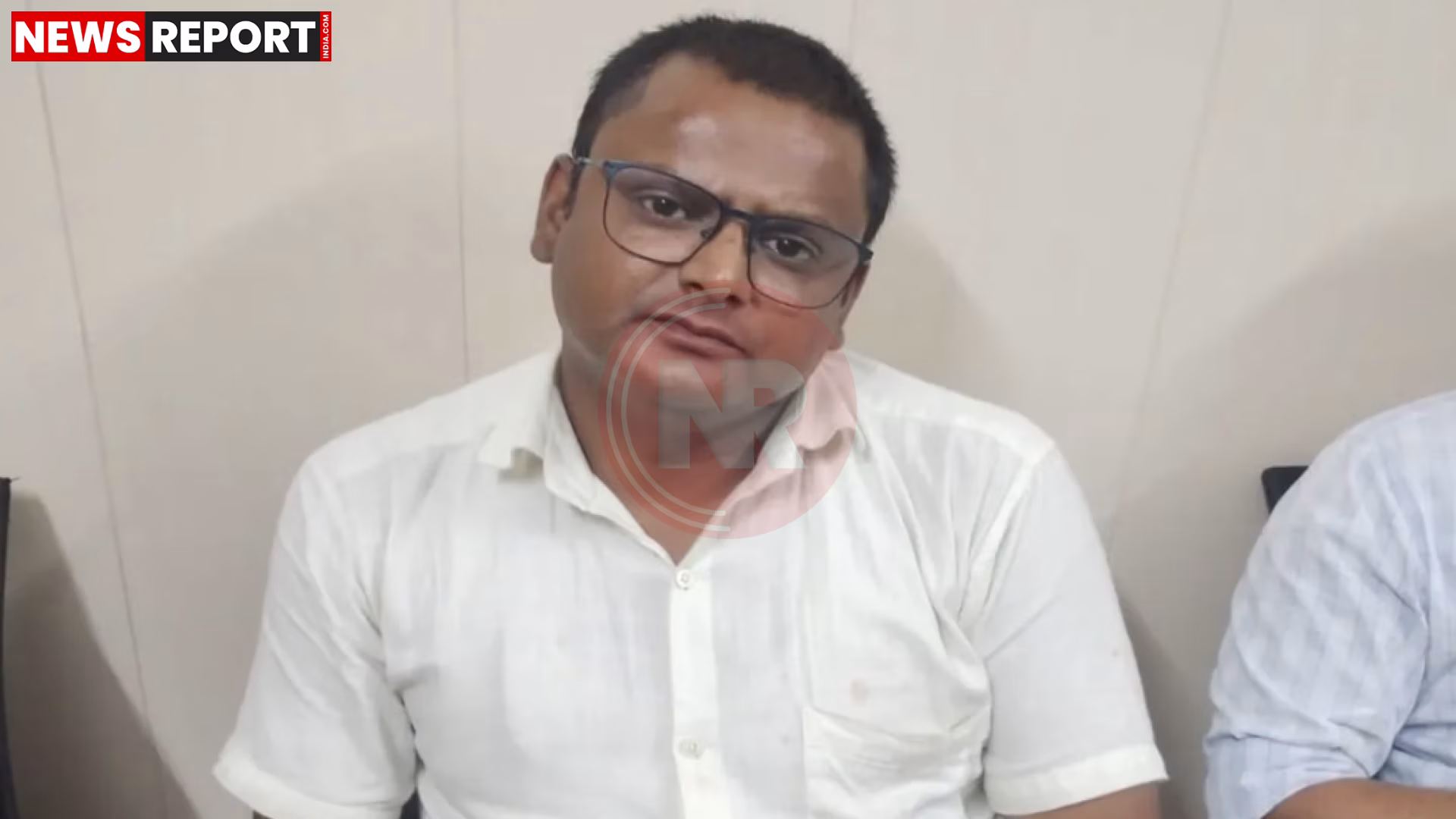 बिजली विभाग का अधिकारी रिश्वत लेते हुए गिरफ्तार, पुलिस हिरासत में