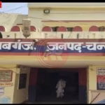 चंदौली में आरओ प्लांट के पास पुलिस और ग्रामीणों की भीड़, जिसमें एक नाबालिग छात्रा को बंधक बनाने की घटना की जांच हो रही है।