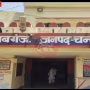 चंदौली में आरओ प्लांट के पास पुलिस और ग्रामीणों की भीड़, जिसमें एक नाबालिग छात्रा को बंधक बनाने की घटना की जांच हो रही है।