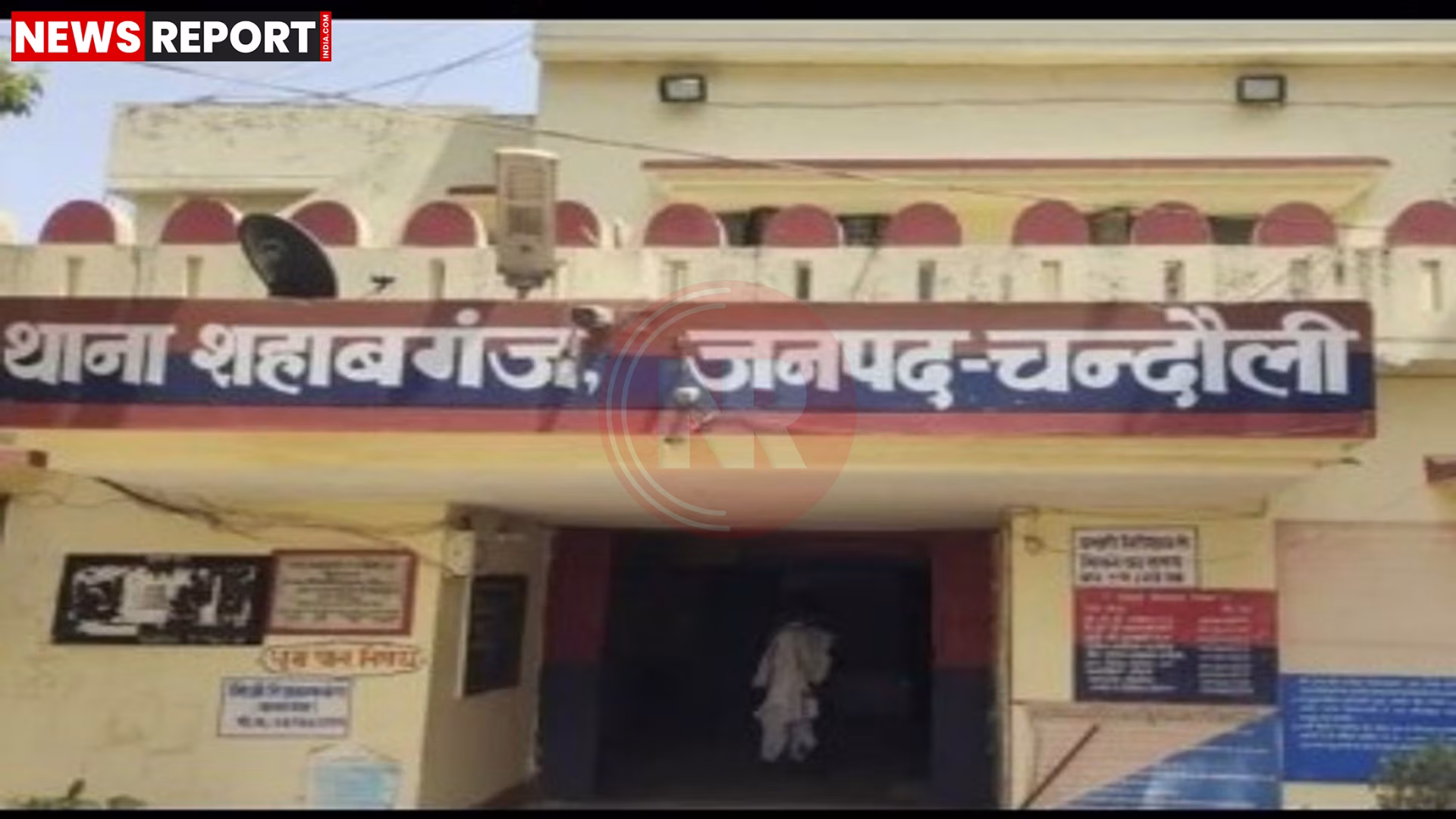 चंदौली में आरओ प्लांट के पास पुलिस और ग्रामीणों की भीड़, जिसमें एक नाबालिग छात्रा को बंधक बनाने की घटना की जांच हो रही है।