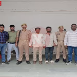 चंदौली में साइबर ठगी के आरोपी पूर्व बैंक कर्मचारी को गिरफ्तार करती पुलिस