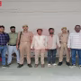 चंदौली में साइबर ठगी के आरोपी पूर्व बैंक कर्मचारी को गिरफ्तार करती पुलिस