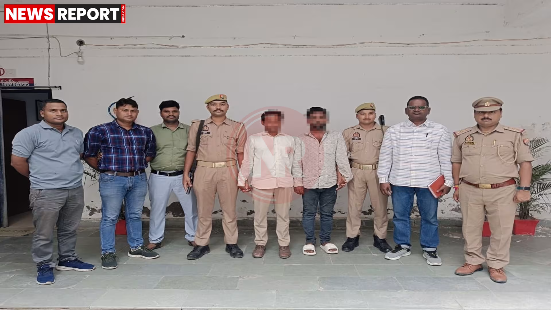 चंदौली में साइबर ठगी के आरोपी पूर्व बैंक कर्मचारी को गिरफ्तार करती पुलिस