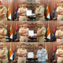 चंदौली पुलिस अधिकारी बरामद मोबाइल फोन दिखाते हुए