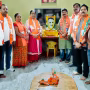 पंडित दीनदयाल उपाध्याय की तस्वीर के साथ विचार गोष्ठी में बैठे लोग