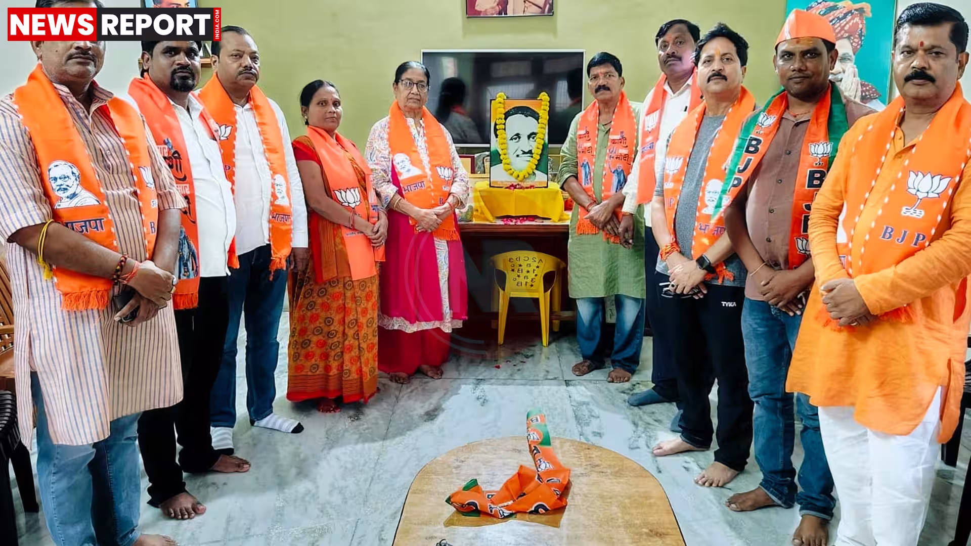 पंडित दीनदयाल उपाध्याय की तस्वीर के साथ विचार गोष्ठी में बैठे लोग