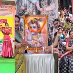 वाराणसी के शिवकाली मंदिर में राधा-कृष्ण स्वरूप में सजे बच्चे मंच पर प्रस्तुति देते हुए