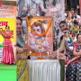 वाराणसी के शिवकाली मंदिर में राधा-कृष्ण स्वरूप में सजे बच्चे मंच पर प्रस्तुति देते हुए
