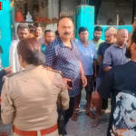 वाराणसी के पिशाच मोचन कुंड में बचाव अभियान चलाती NDRF टीम और पुलिसकर्मी