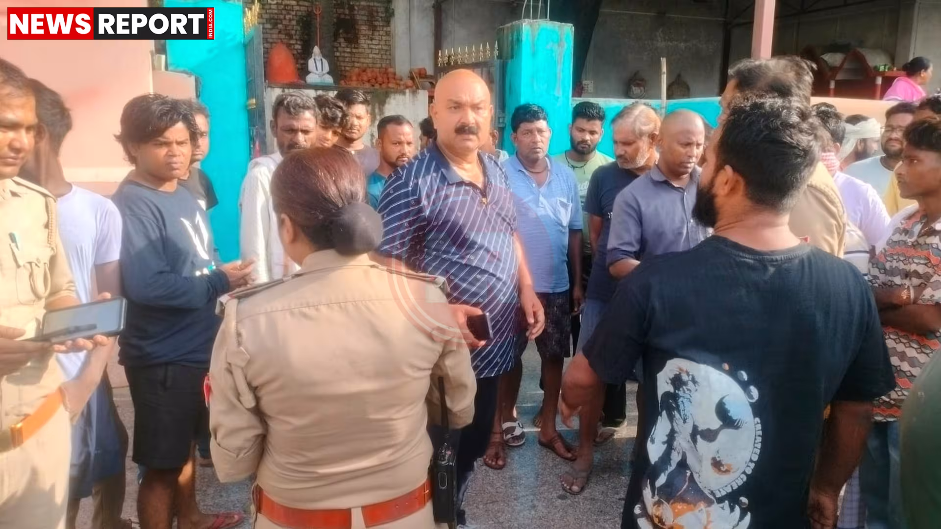 वाराणसी के पिशाच मोचन कुंड में बचाव अभियान चलाती NDRF टीम और पुलिसकर्मी