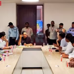 काशी विश्वनाथ मंदिर के सामने विश्वभूषण मिश्र और वरखा सिंह की प्रतीकात्मक तस्वीर