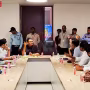 काशी विश्वनाथ मंदिर के सामने विश्वभूषण मिश्र और वरखा सिंह की प्रतीकात्मक तस्वीर